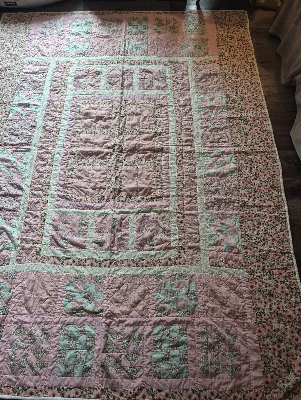 🩷💚🤍Handmade Patchwork Quilt - Picture 5 of 12